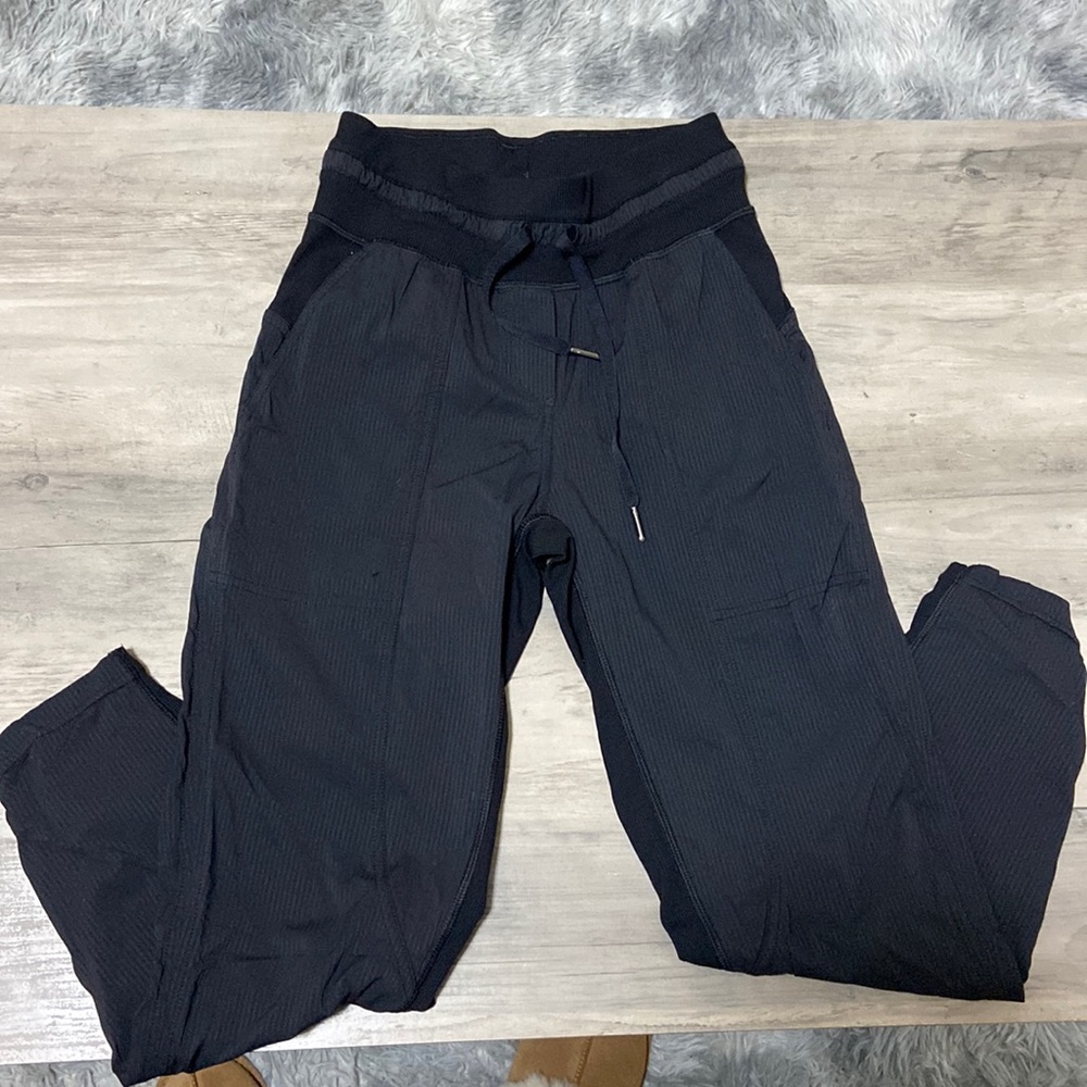 Dance Studio Mid-Rise Cropped Pant not size tag on it !